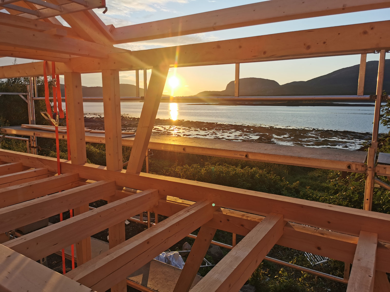 Nytt takverk i solnedgang ved fjorden